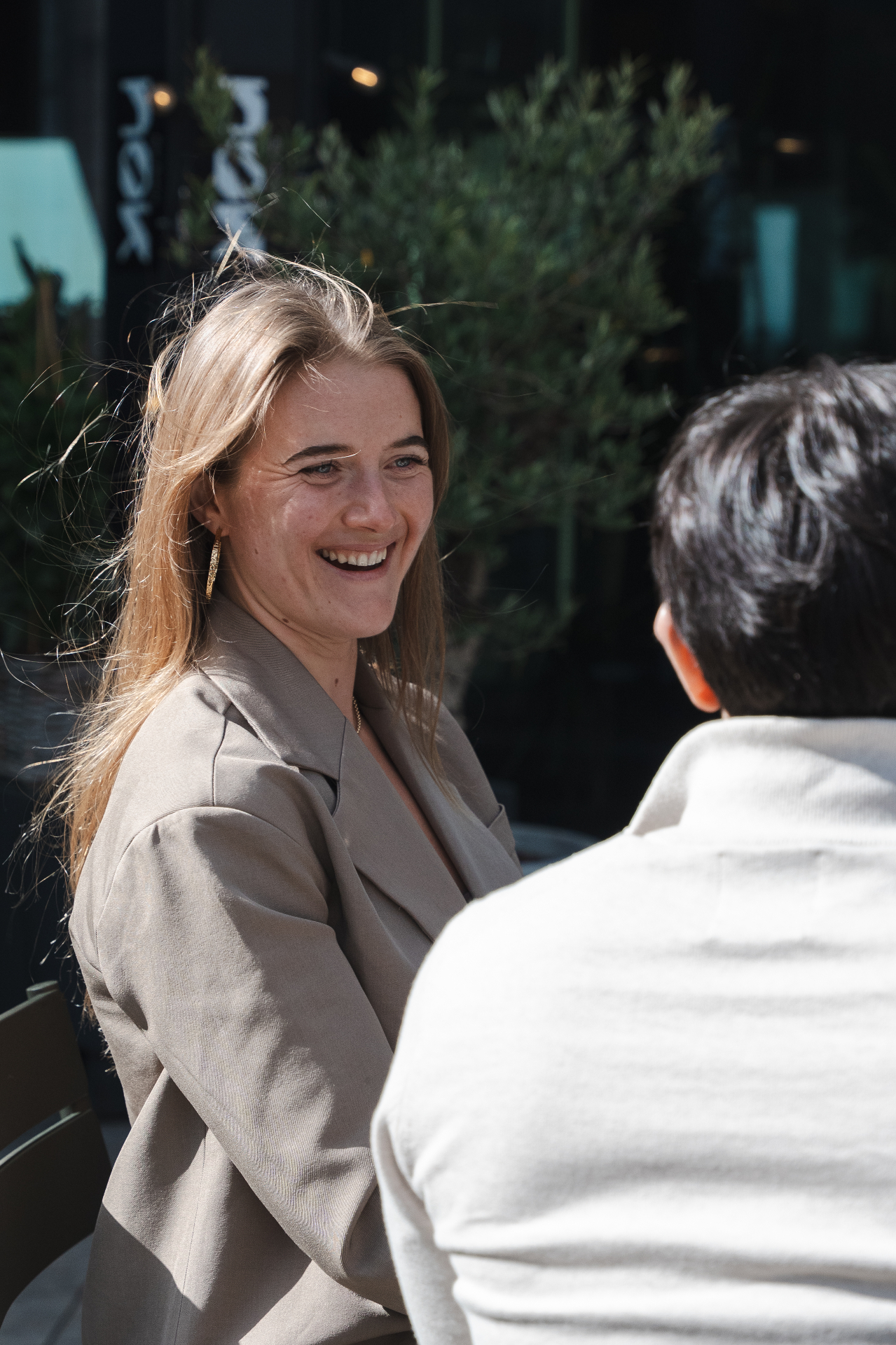 Lachende KoppenKracht collega tijdens een gesprek