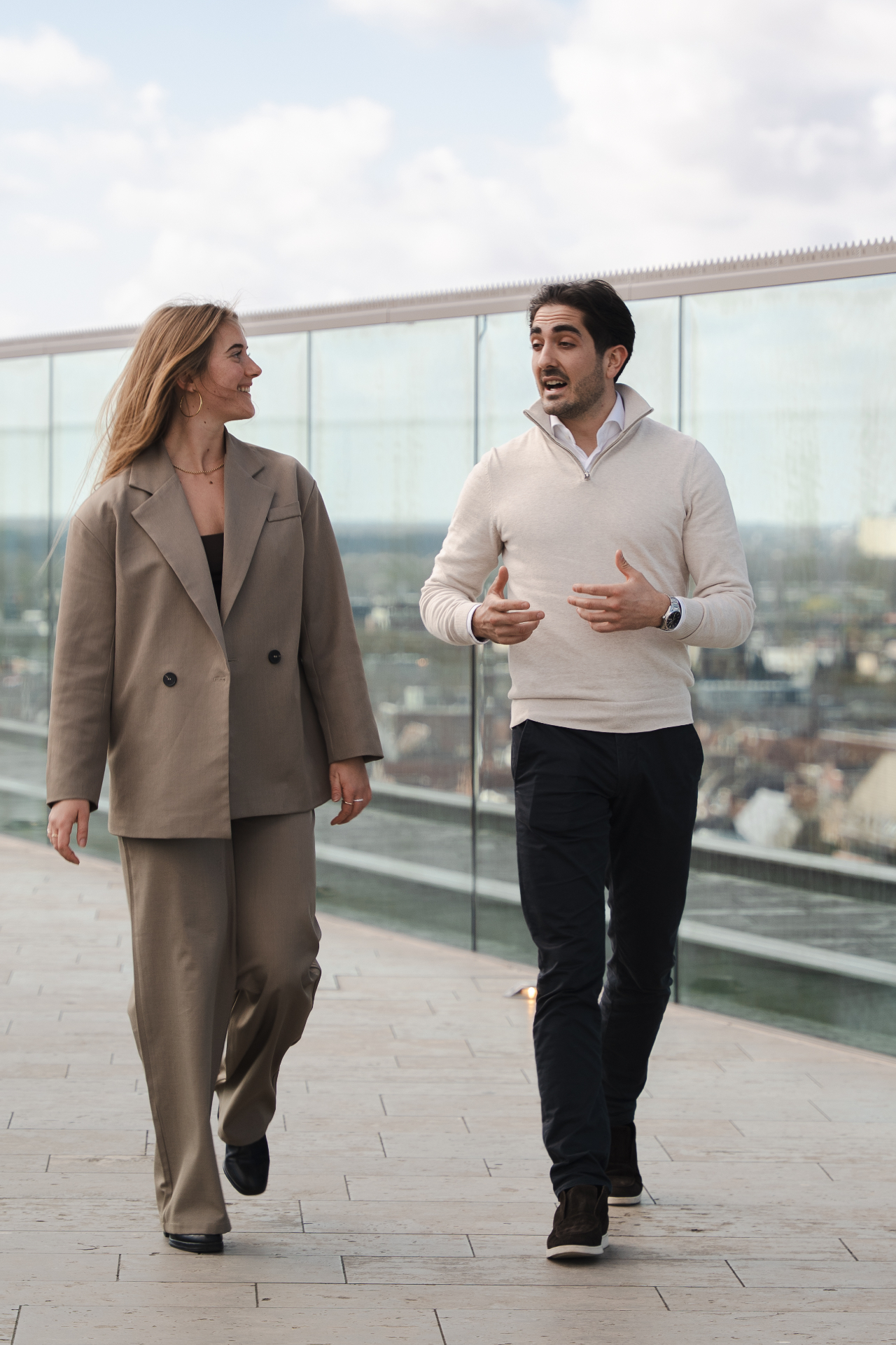 Twee KoppenKracht collega's in gesprek op het dakterras
